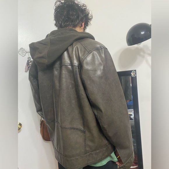 Vintage, LEVI’S, brown, distressed, leather jacket, with sherpa interior. - Picture 2 of 11